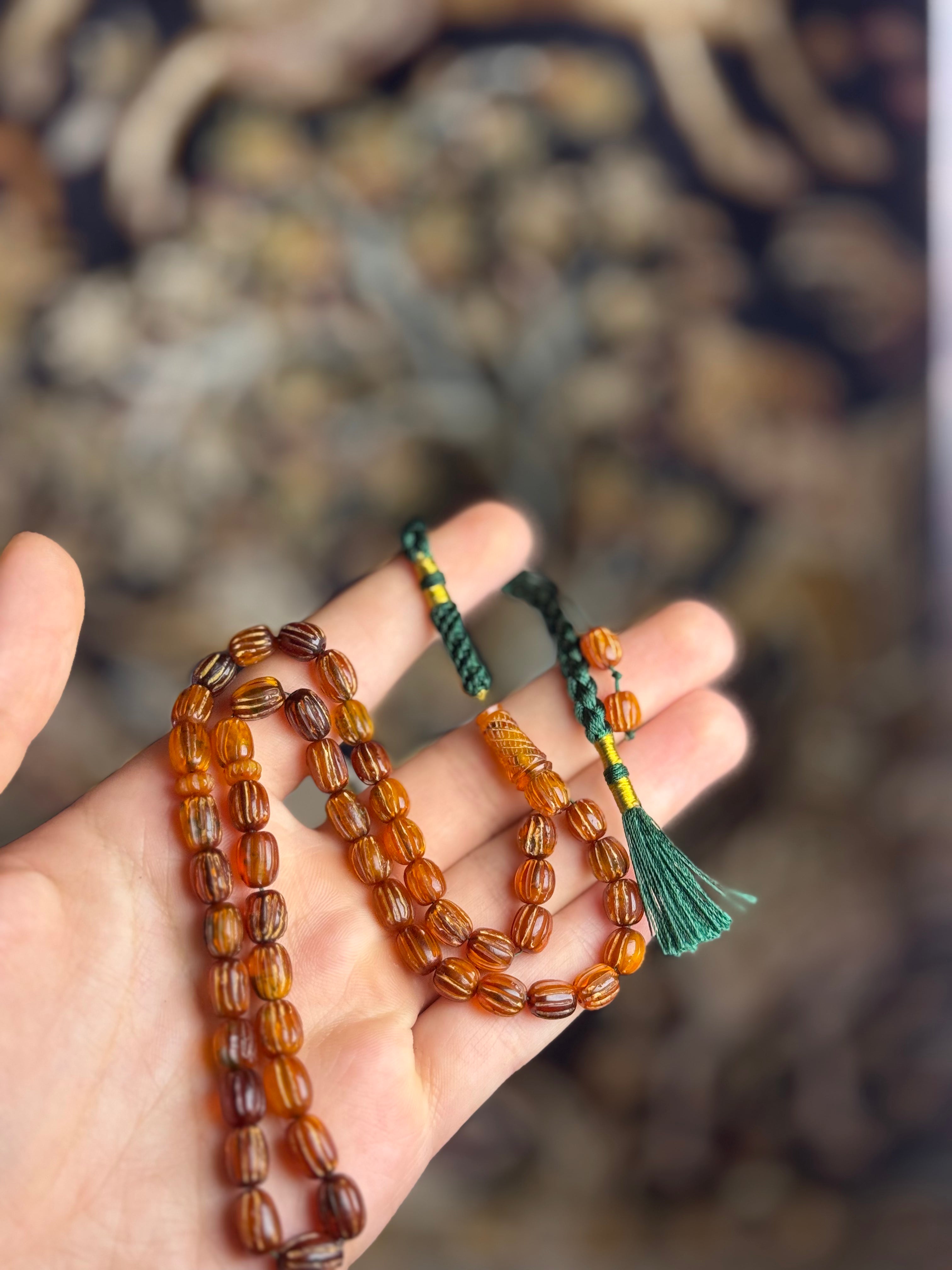 كهرب قديم منقوش ومعطش أخضر