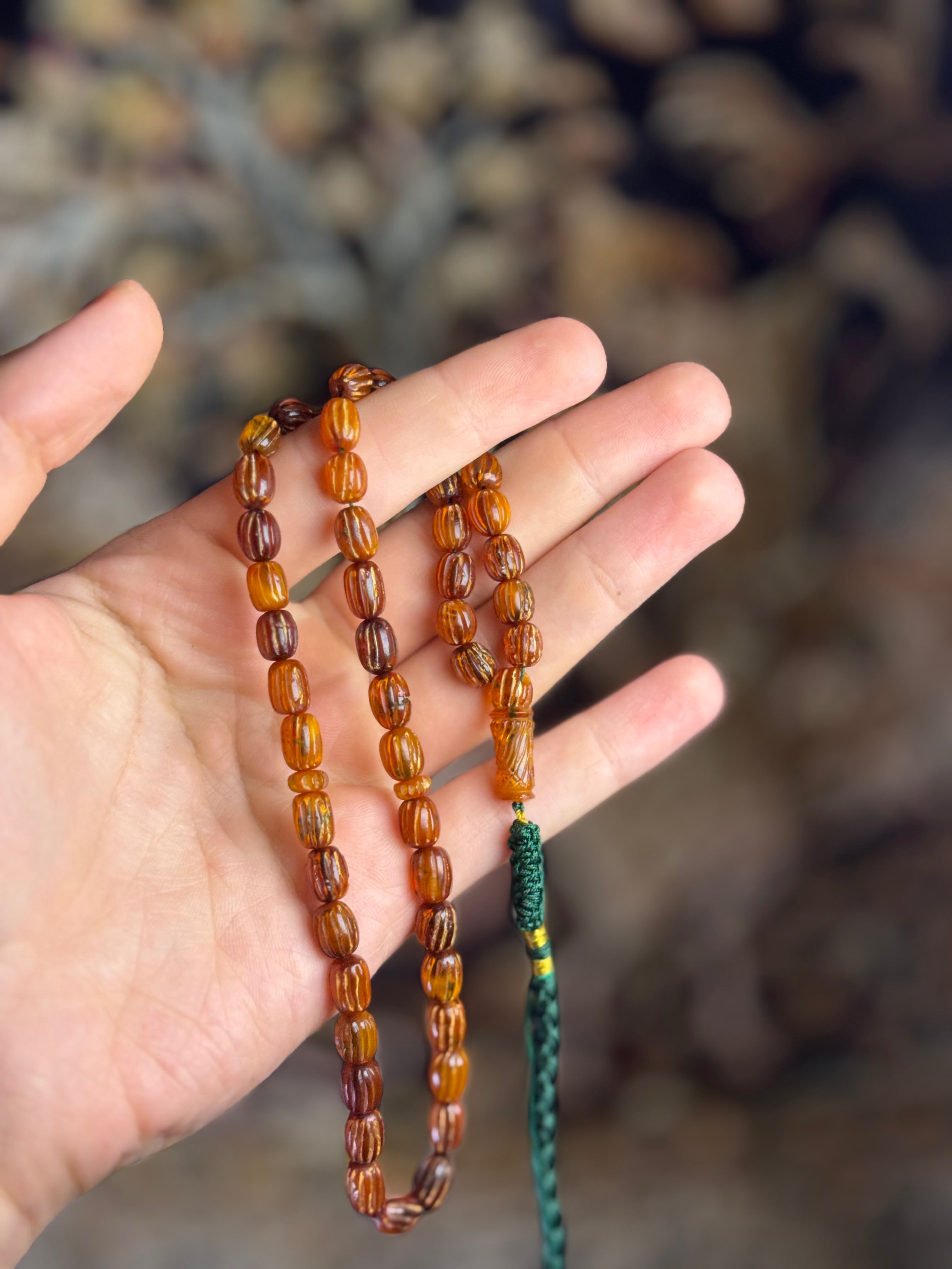 كهرب قديم منقوش ومعطش أخضر